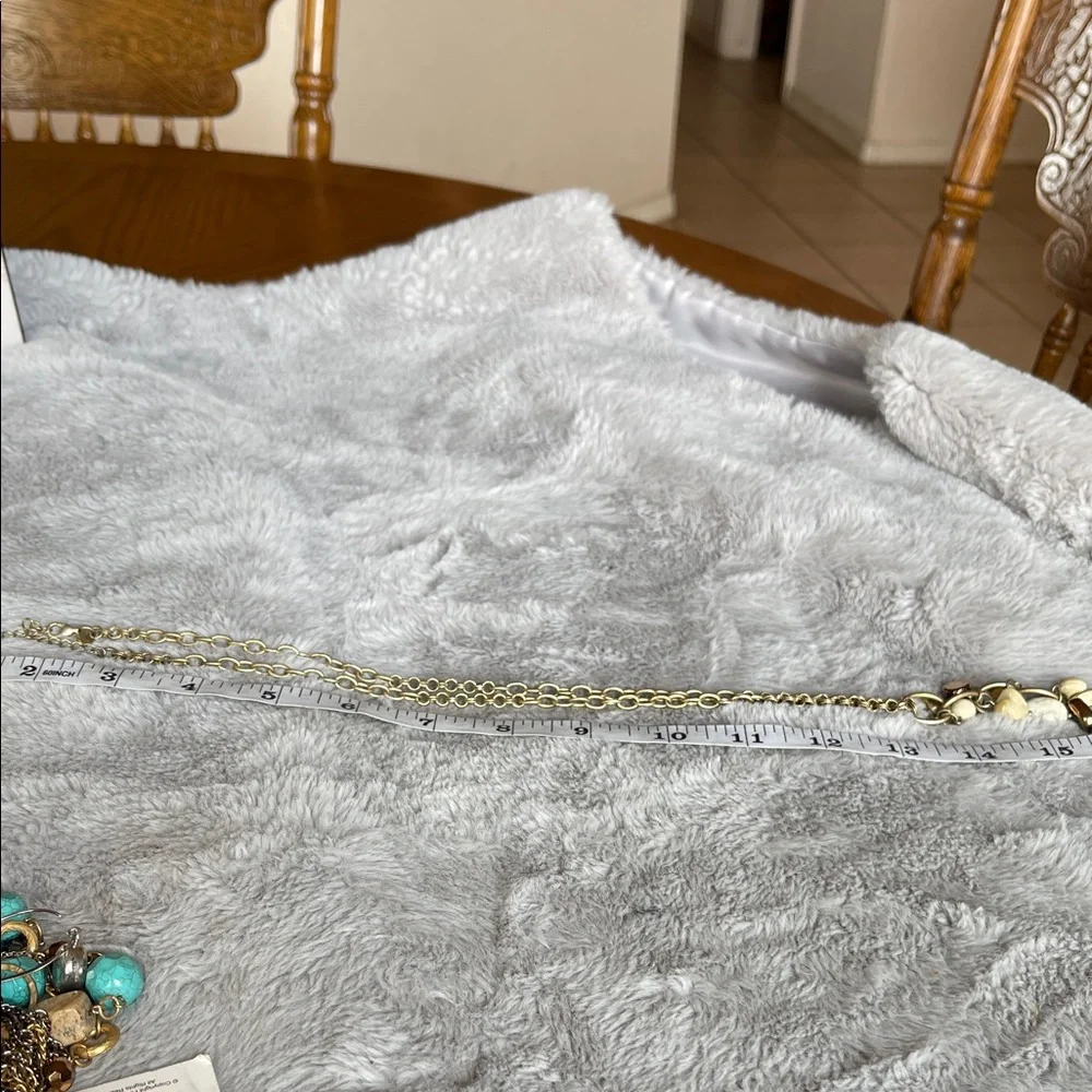 Elegant Gold and White Pendant Necklace - Picture 5 of 5